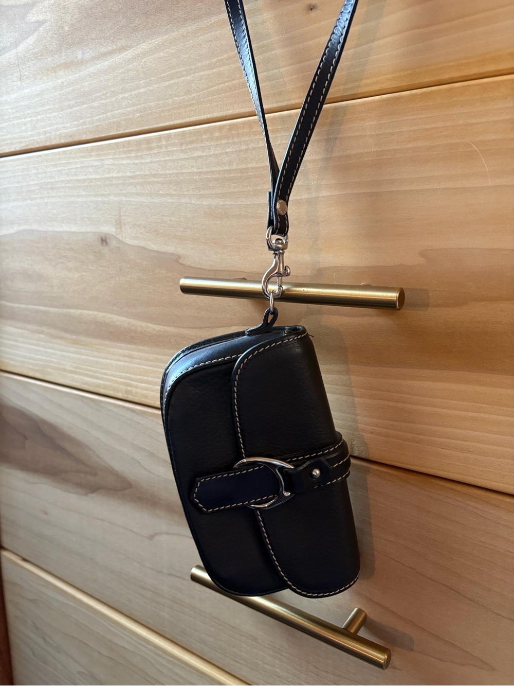 ✨ Vintage Dooney & Bourke Horseshoe Flap Leather Wristlet Pouch ✨